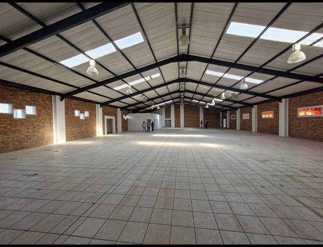 900M² RETAIL TO LET IN BARDENE